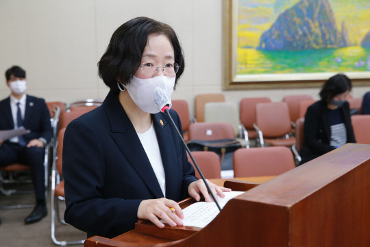 조성욱 공정거래위원장이 지난 4일 국회 정무위원회 전체회의에서 2021년도 예산안에 대해 설명하고 있다.  연합뉴스